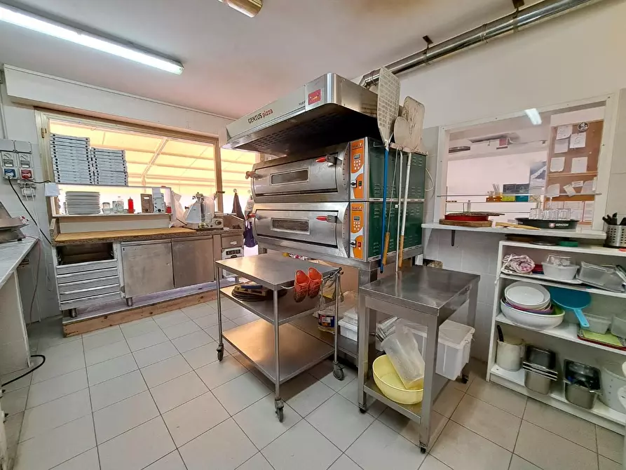 Immagine 17 di Negozio in vendita  a Viareggio