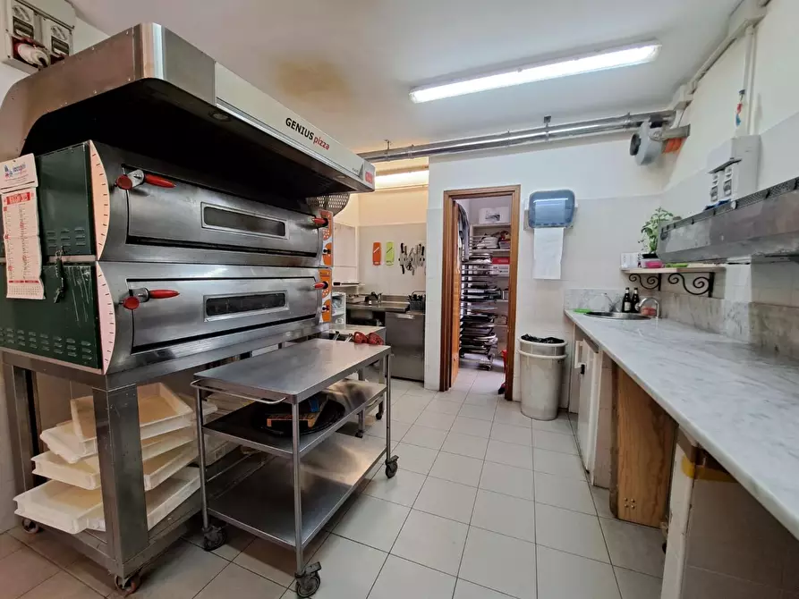 Immagine 11 di Negozio in vendita  a Viareggio