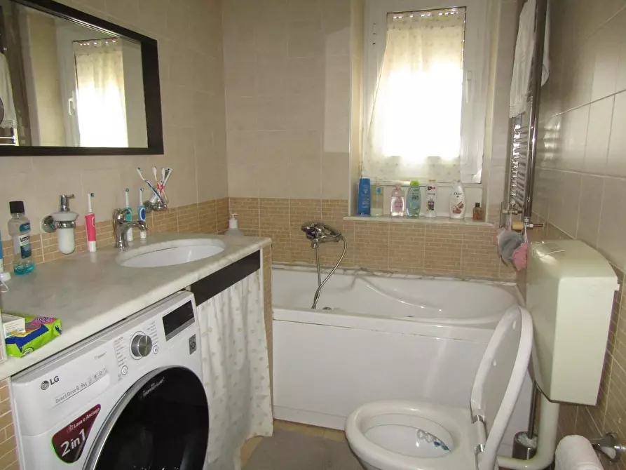 Immagine 10 di Appartamento in vendita  a Carrara