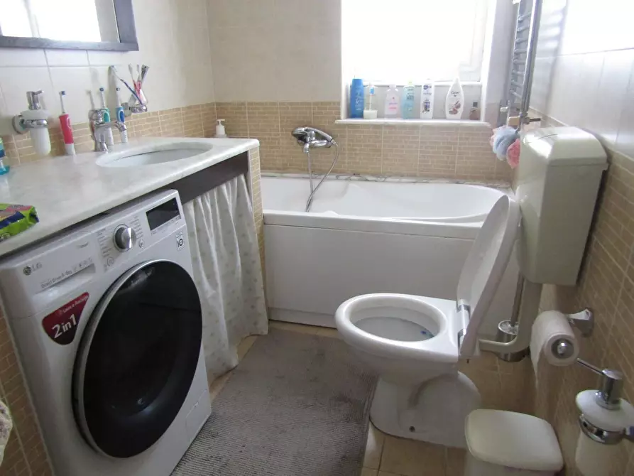 Immagine 11 di Appartamento in vendita  a Carrara