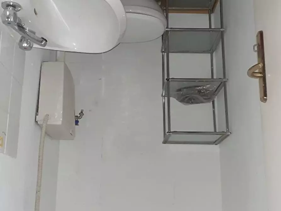 Immagine 8 di Locale commerciale in vendita  a Massa