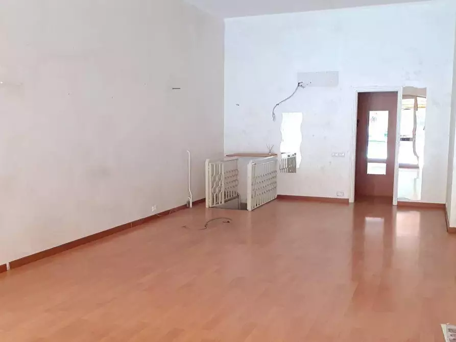 Immagine 6 di Locale commerciale in vendita  a Massa