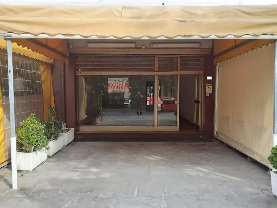 Immagine 2 di Locale commerciale in vendita  a Massa