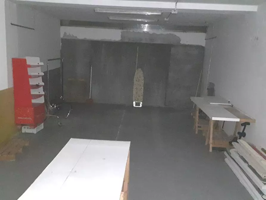 Immagine 9 di Locale commerciale in vendita  a Massa