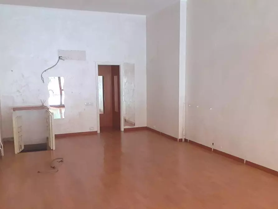 Immagine 7 di Locale commerciale in vendita  a Massa