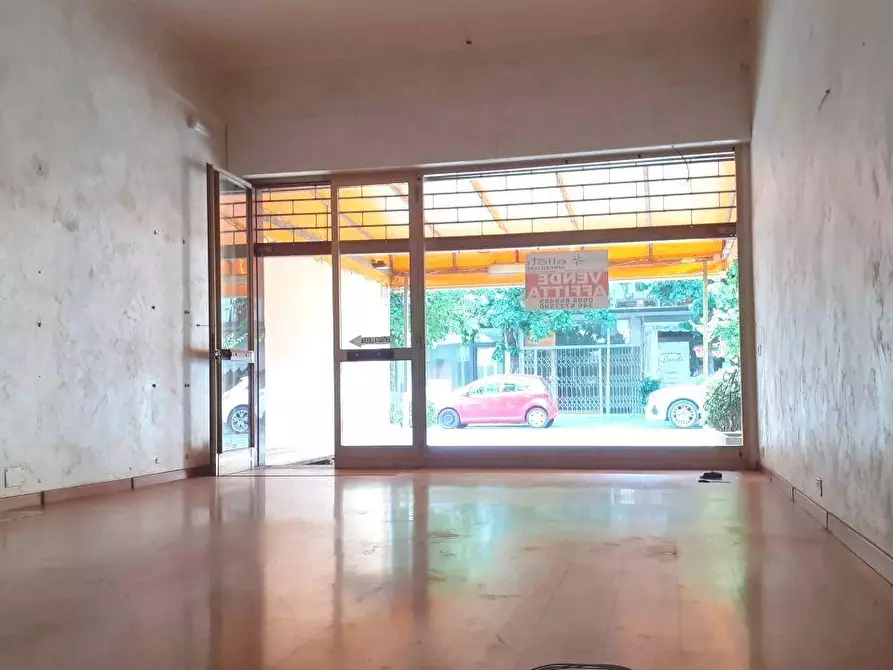 Immagine 4 di Locale commerciale in vendita  a Massa