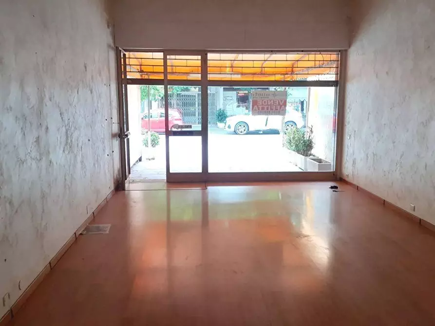 Immagine 3 di Locale commerciale in vendita  a Massa