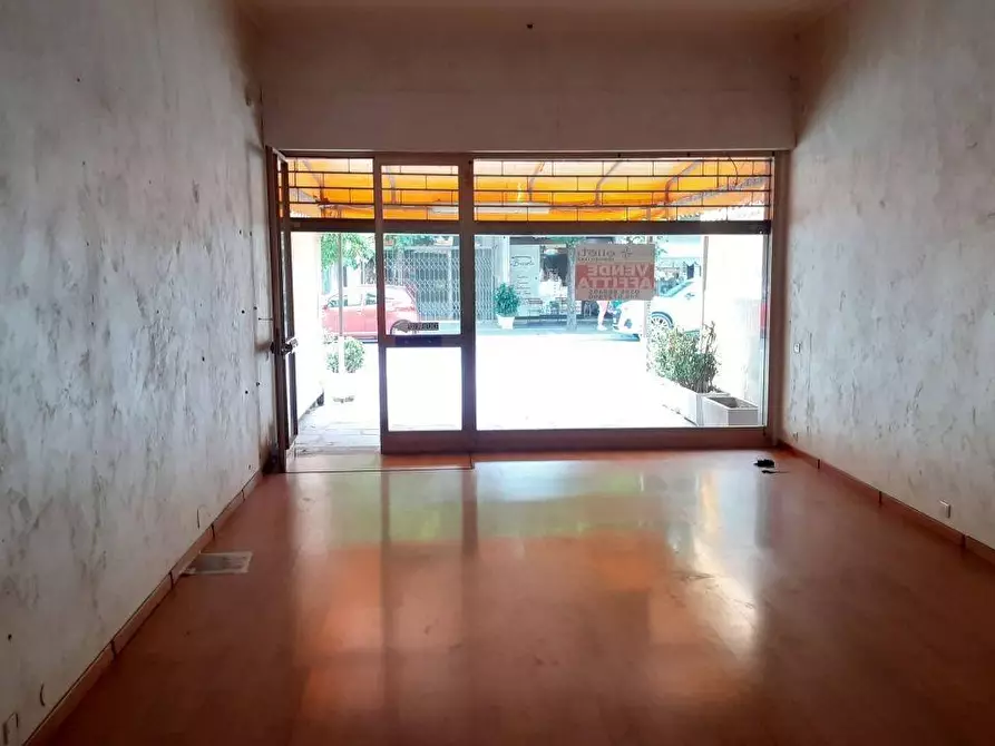 Immagine 5 di Locale commerciale in vendita  a Massa