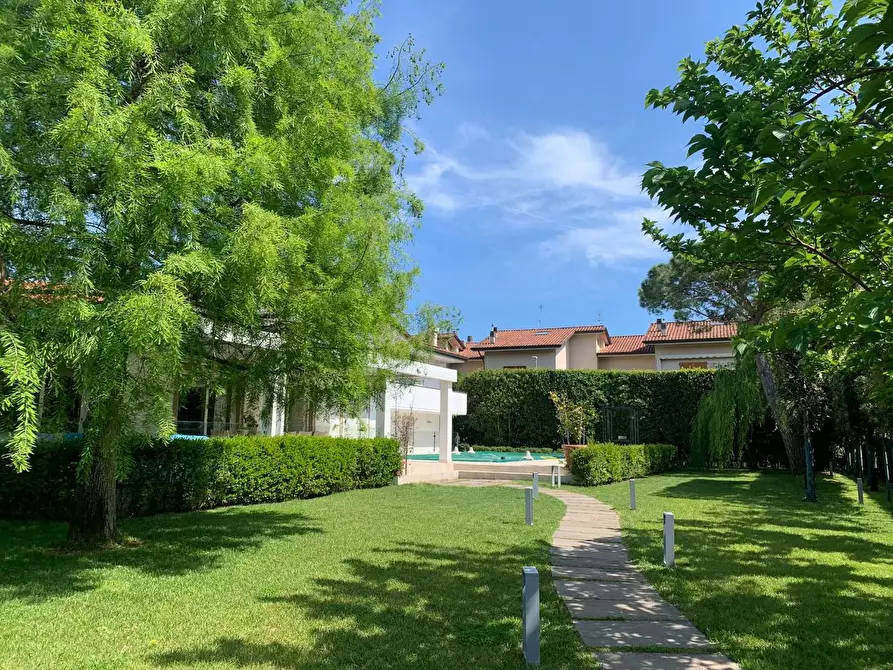 Immagine 1 di Villa in vendita  a Forte Dei Marmi