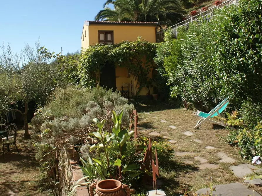 Immagine 3 di Villa in vendita  a Ortonovo