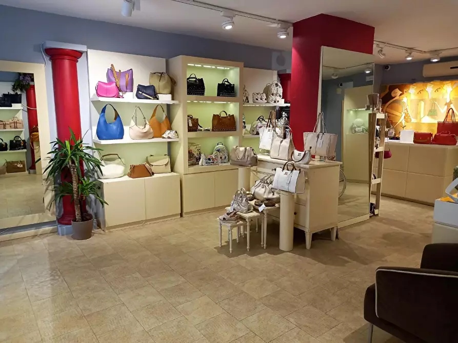 Immagine 4 di Attività commerciale in vendita  a Poggibonsi