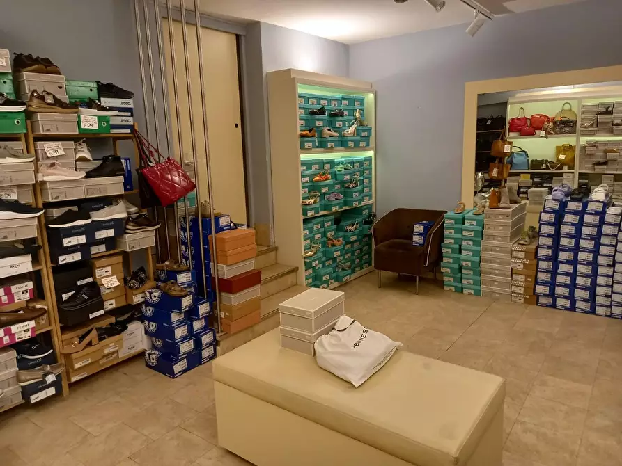 Immagine 7 di Attività commerciale in vendita  a Poggibonsi