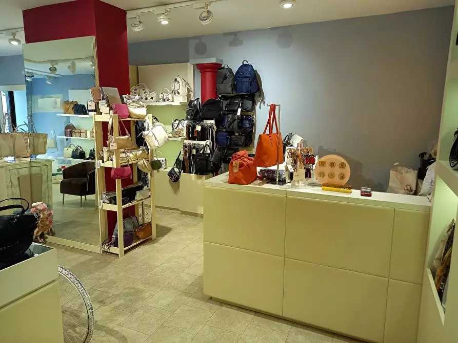 Immagine 5 di Attività commerciale in vendita  a Poggibonsi