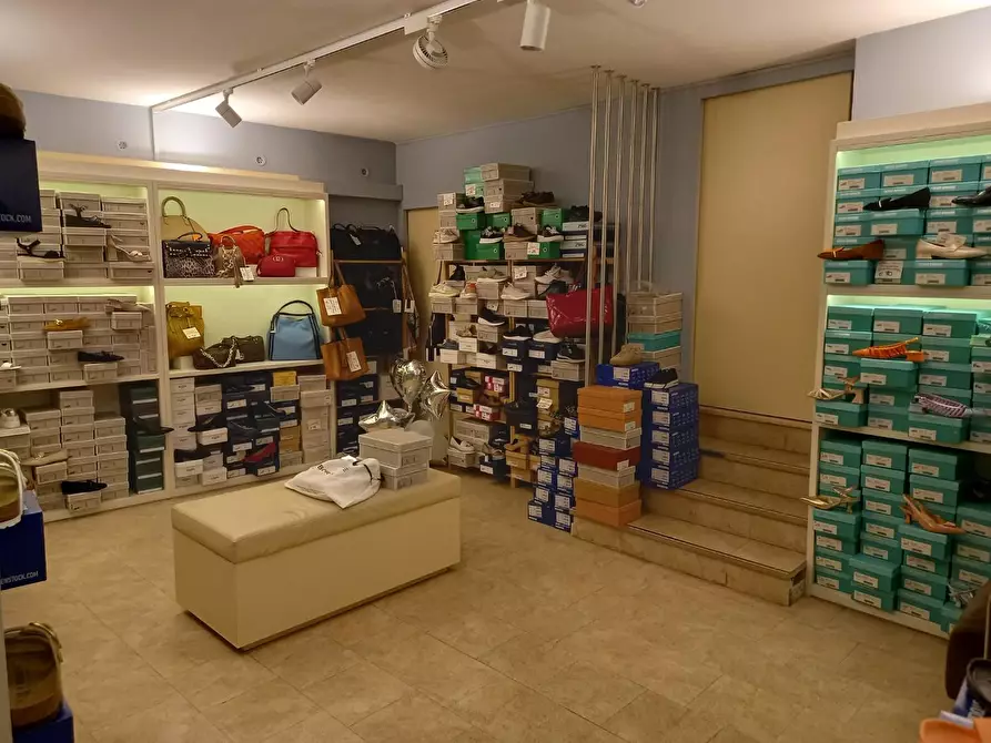 Immagine 2 di Attività commerciale in vendita  a Poggibonsi