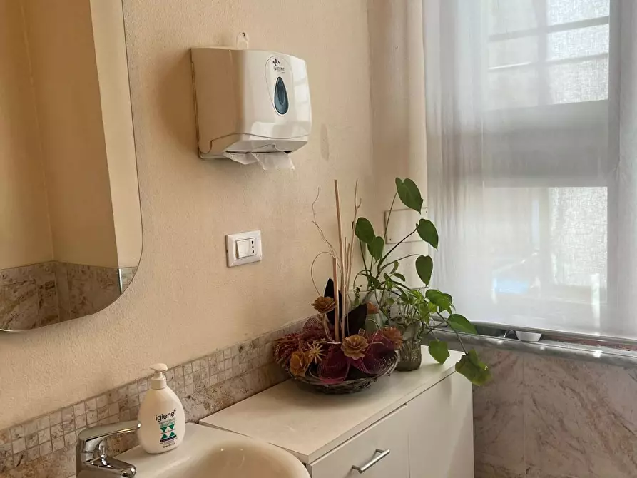 Immagine 7 di Locale commerciale in vendita  a Siena