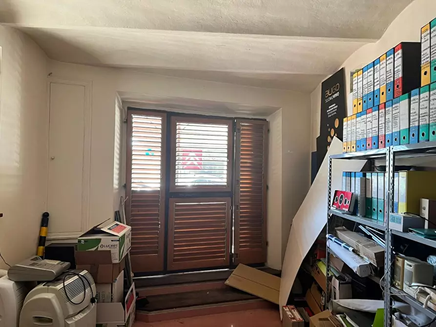 Immagine 12 di Locale commerciale in vendita  a Siena