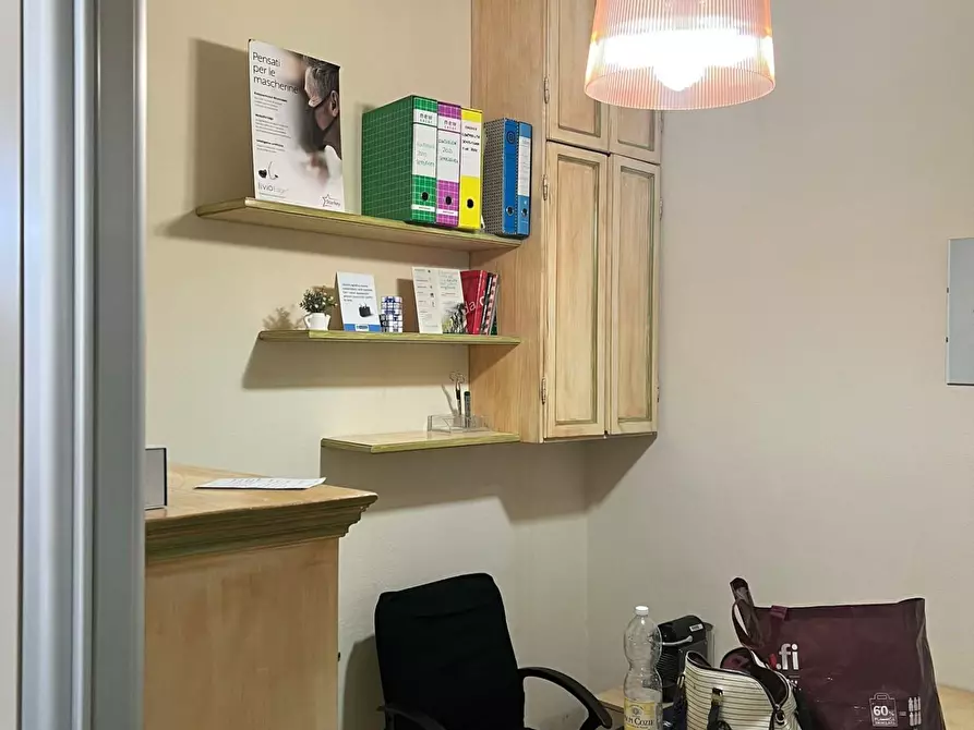 Immagine 3 di Locale commerciale in vendita  a Siena