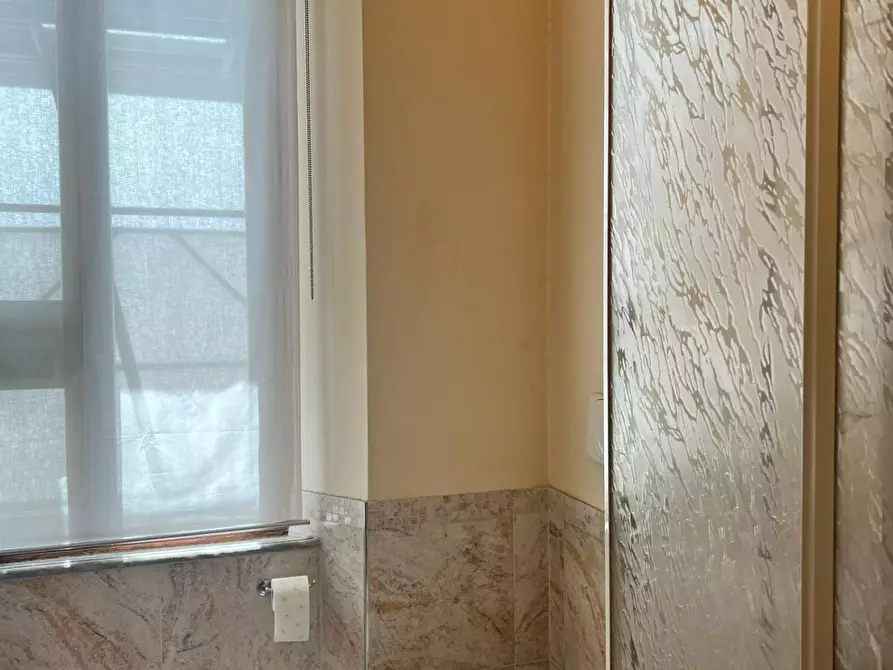 Immagine 6 di Locale commerciale in vendita  a Siena