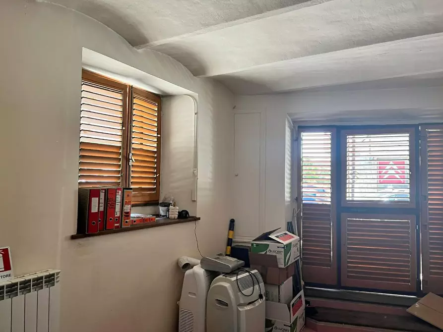 Immagine 14 di Locale commerciale in vendita  a Siena