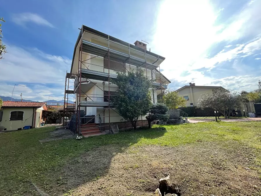 Immagine 3 di Villa in vendita  a Forte Dei Marmi