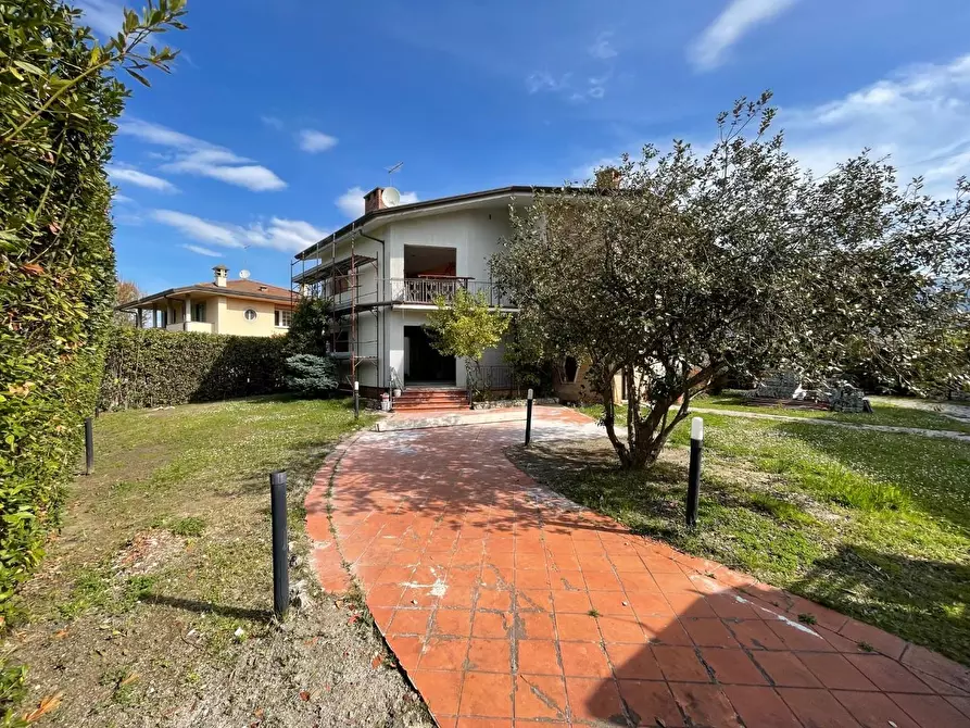 Immagine 2 di Villa in vendita  a Forte Dei Marmi