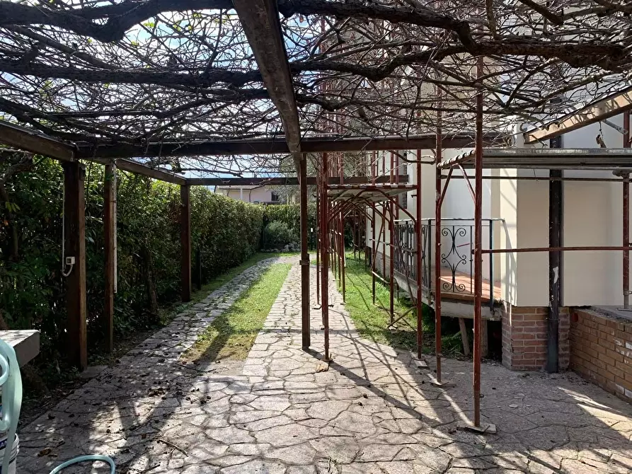 Immagine 5 di Villa in vendita  a Forte Dei Marmi