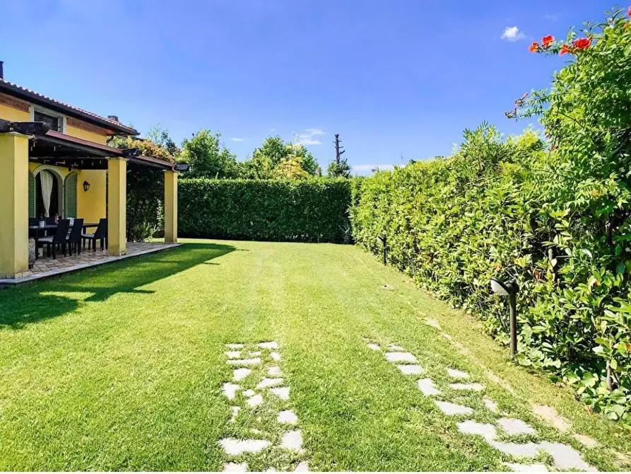 Immagine 5 di Villa in vendita  a Forte Dei Marmi