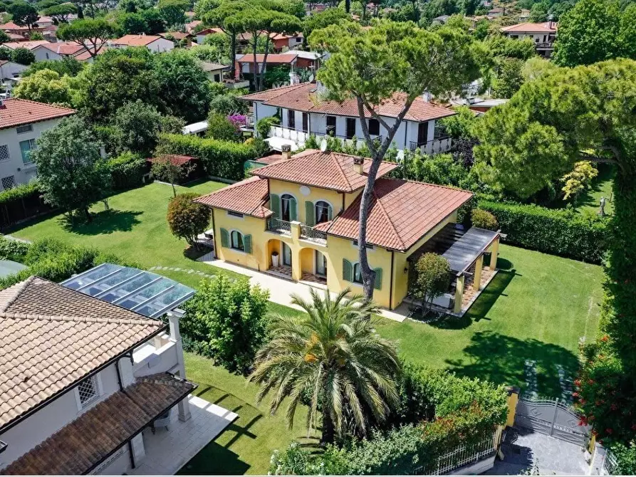 Immagine 2 di Villa in vendita  a Forte Dei Marmi