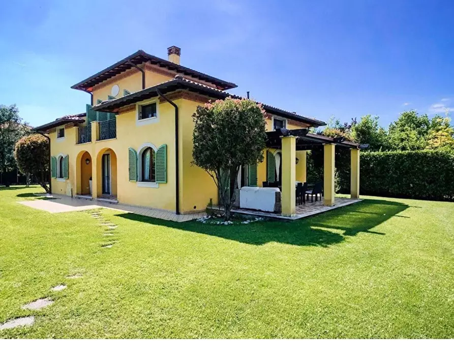 Immagine 4 di Villa in vendita  a Forte Dei Marmi