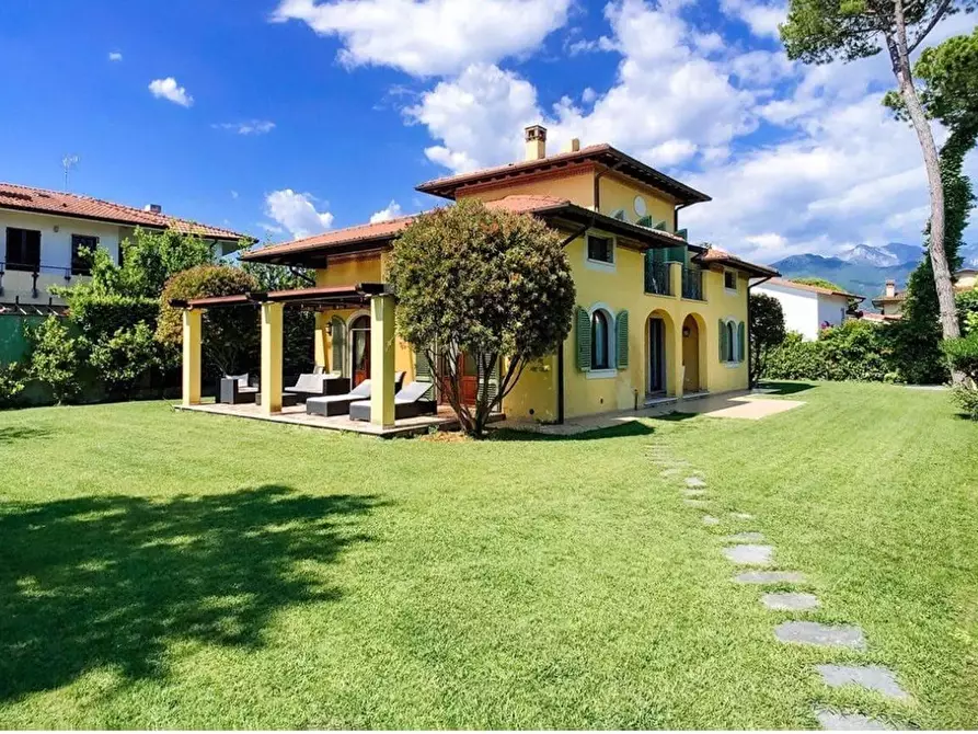 Immagine 3 di Villa in vendita  a Forte Dei Marmi