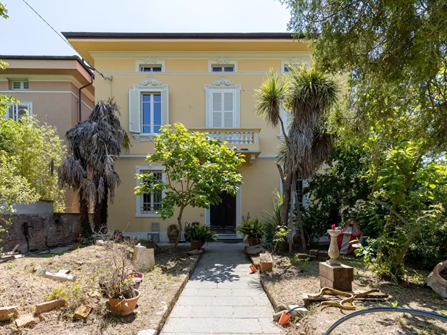 Immagine 21 di Villa in vendita  a Lucca