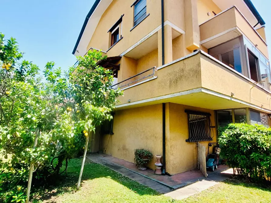 Immagine 2 di Villetta a schiera in vendita  a Viareggio