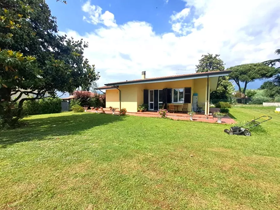Immagine 2 di Villa in vendita  a Massa