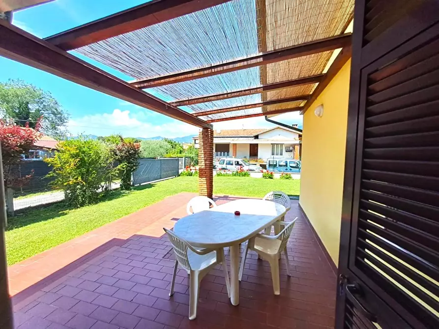 Immagine 27 di Villa in vendita  a Massa