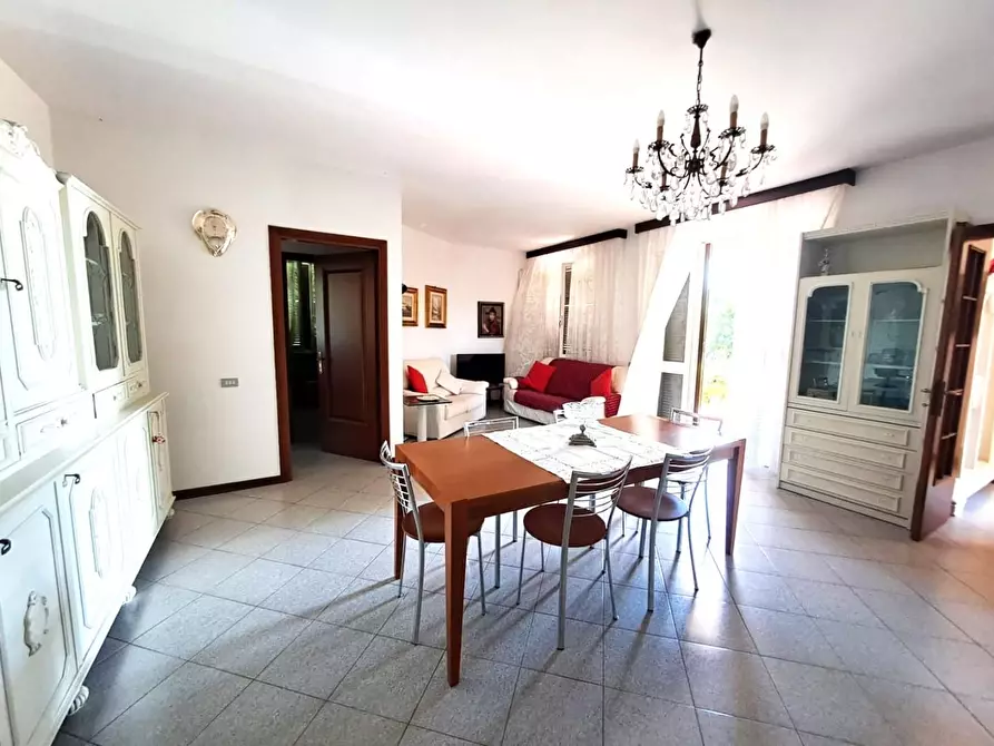 Immagine 9 di Villa in vendita  a Massa