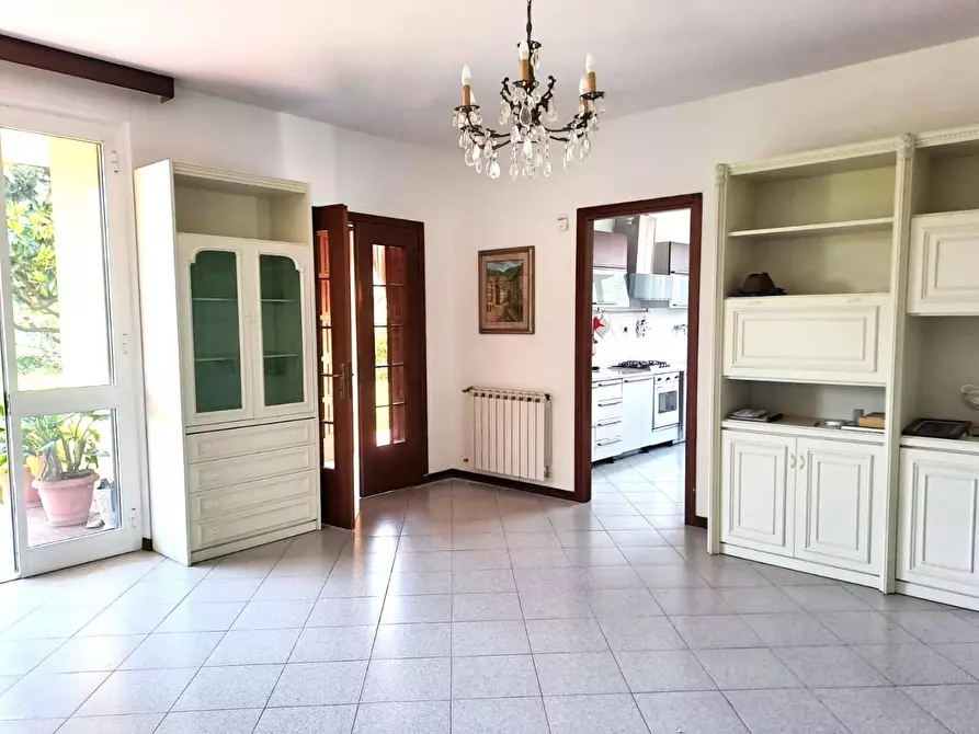 Immagine 13 di Villa in vendita  a Massa