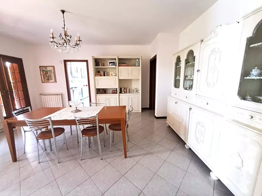 Immagine 8 di Villa in vendita  a Massa