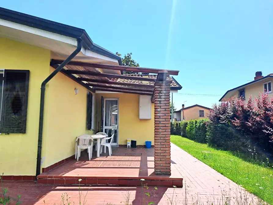 Immagine 23 di Villa in vendita  a Massa