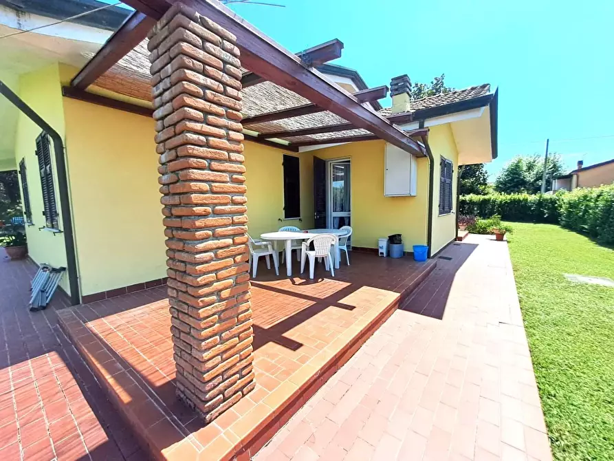 Immagine 5 di Villa in vendita  a Massa