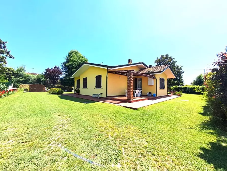 Immagine 25 di Villa in vendita  a Massa