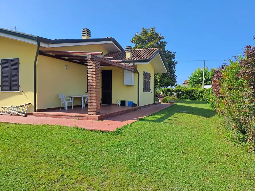 Immagine 4 di Villa in vendita  a Massa
