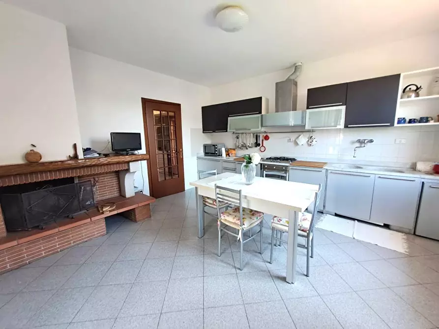 Immagine 11 di Villa in vendita  a Massa