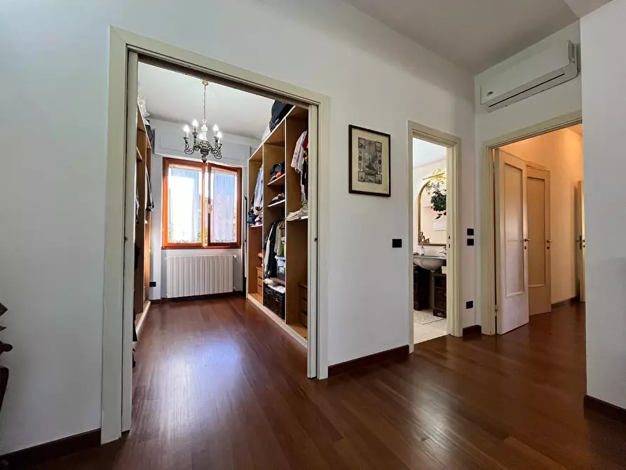 Immagine 38 di Villa in vendita  a Livorno