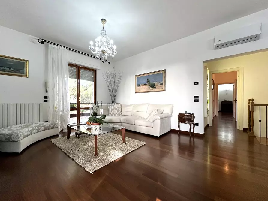 Immagine 24 di Villa in vendita  a Livorno