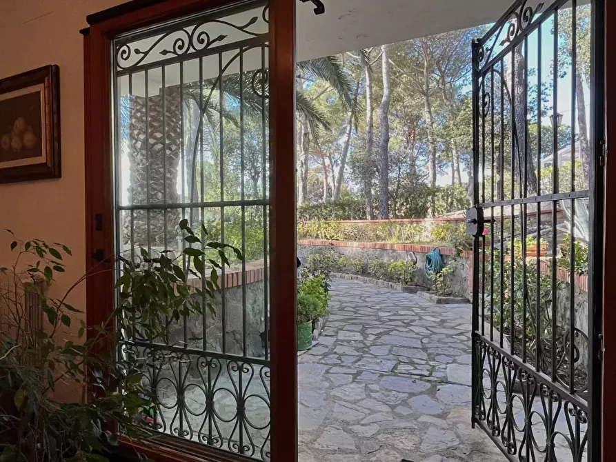 Immagine 7 di Villa in vendita  a Livorno