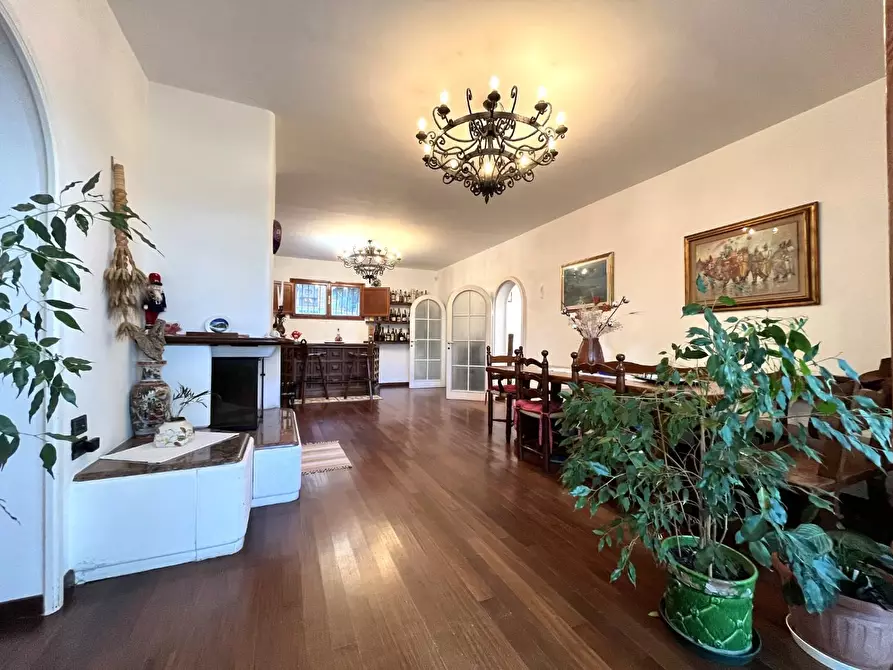 Immagine 2 di Villa in vendita  a Livorno