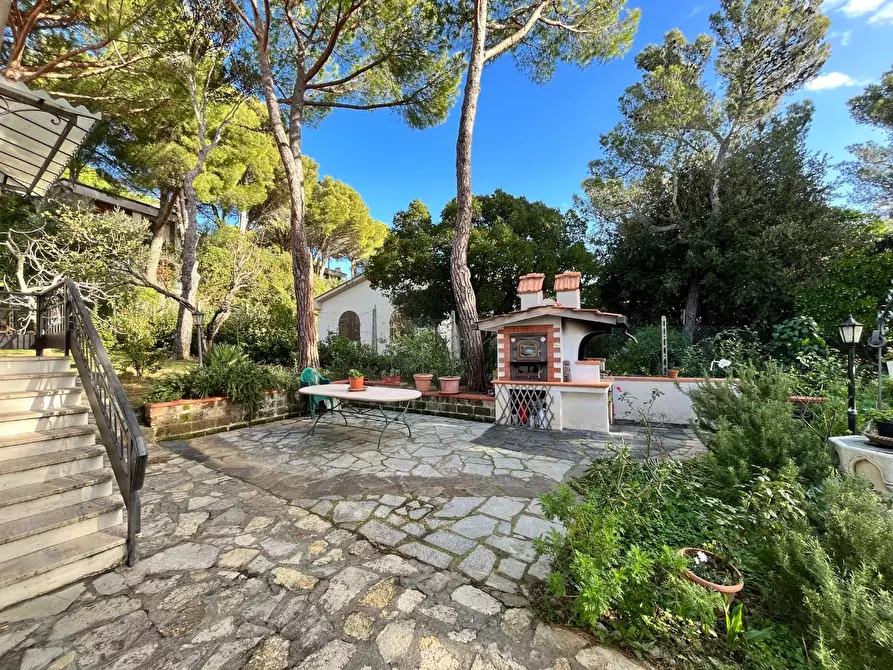 Immagine 28 di Villa in vendita  a Livorno