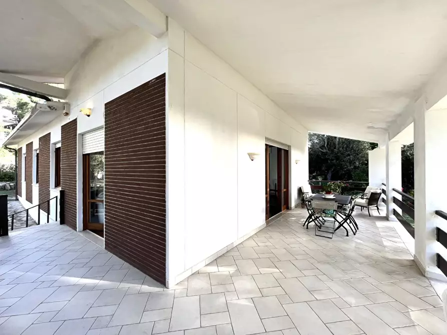 Immagine 21 di Villa in vendita  a Livorno