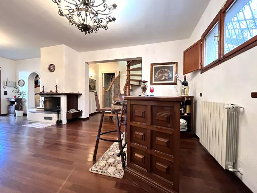 Immagine 5 di Villa in vendita  a Livorno