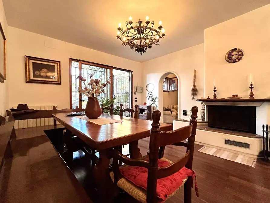 Immagine 3 di Villa in vendita  a Livorno